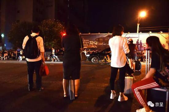 深夜北京南站出租变黑车 25公里路程叫价300