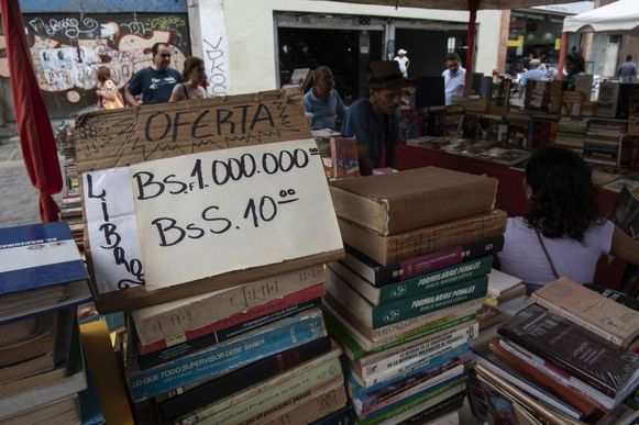 一家书商立起显示委内瑞拉新旧货币兑换值的标识。