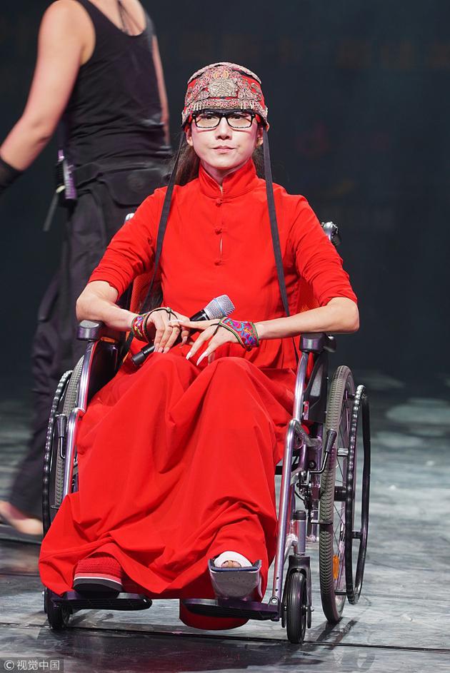 杨丽萍坐轮椅打石膏为演出谢幕 称不久后重返舞台
