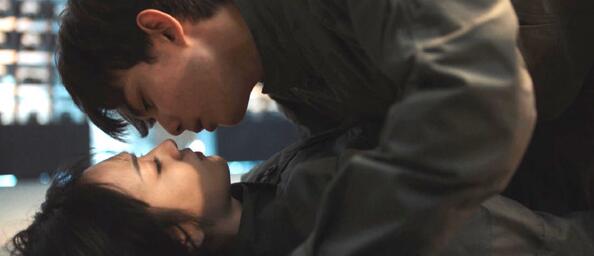 18岁吴磊献“地咚之吻” 粉丝抗议：妈妈不允许
