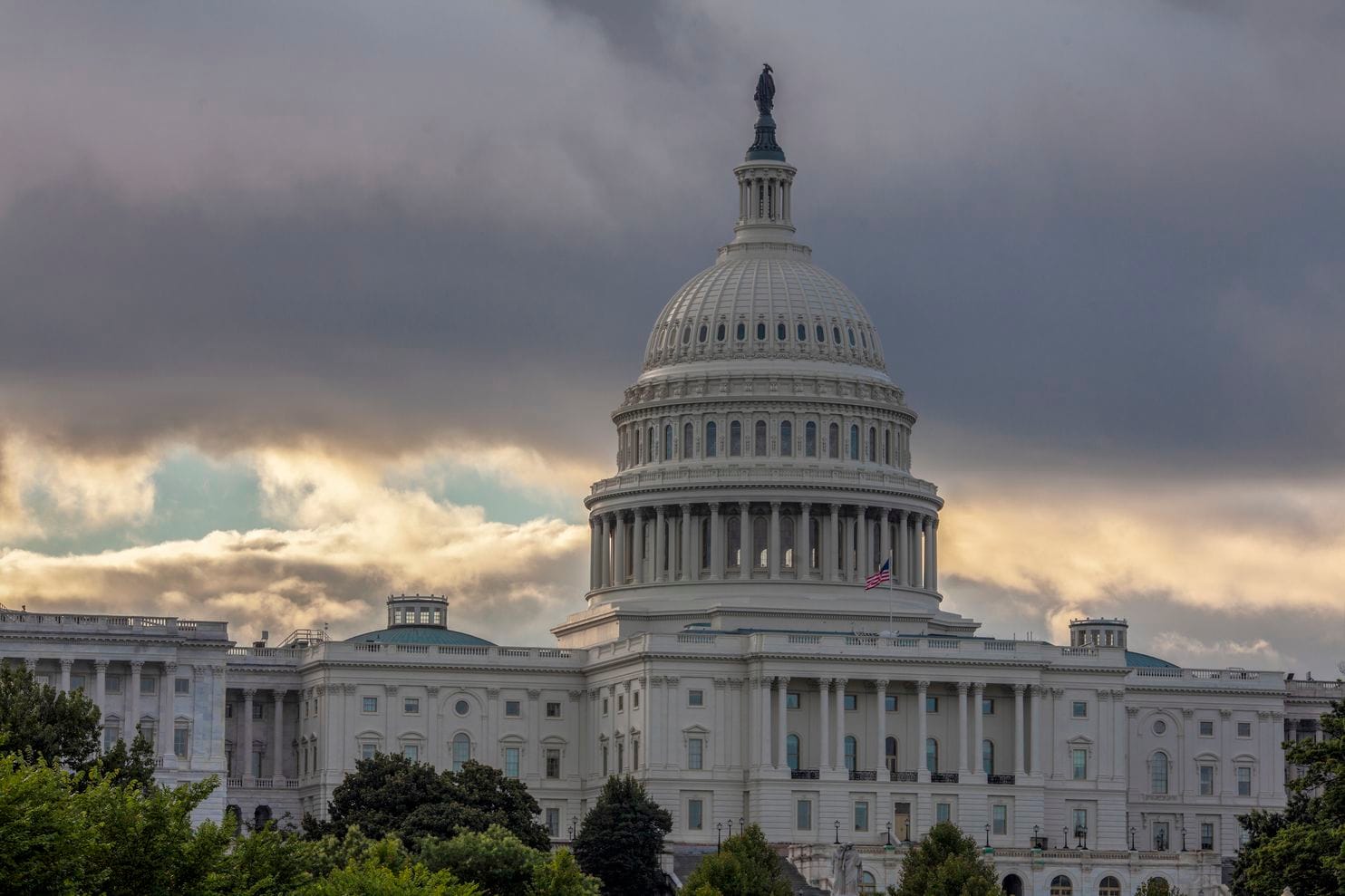 美国国会通过临时拨款法案 避免10月1日政府关门