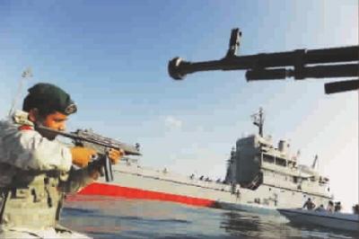 “警告”敌人！伊朗在霍尔木兹海峡附近军演