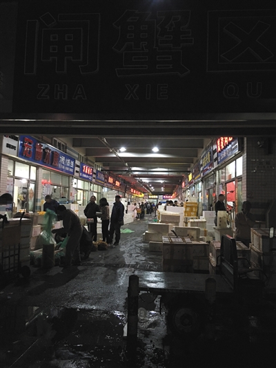 假澄湖大闸蟹贴标价翻十倍 北京多家知名超市售假