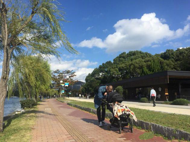 奶爸姜gary带儿子散步 低头观察宝宝互动很有爱