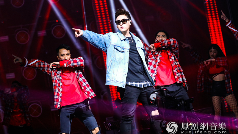 潘玮柏解锁超级现场 粉丝零距离互动观看人数