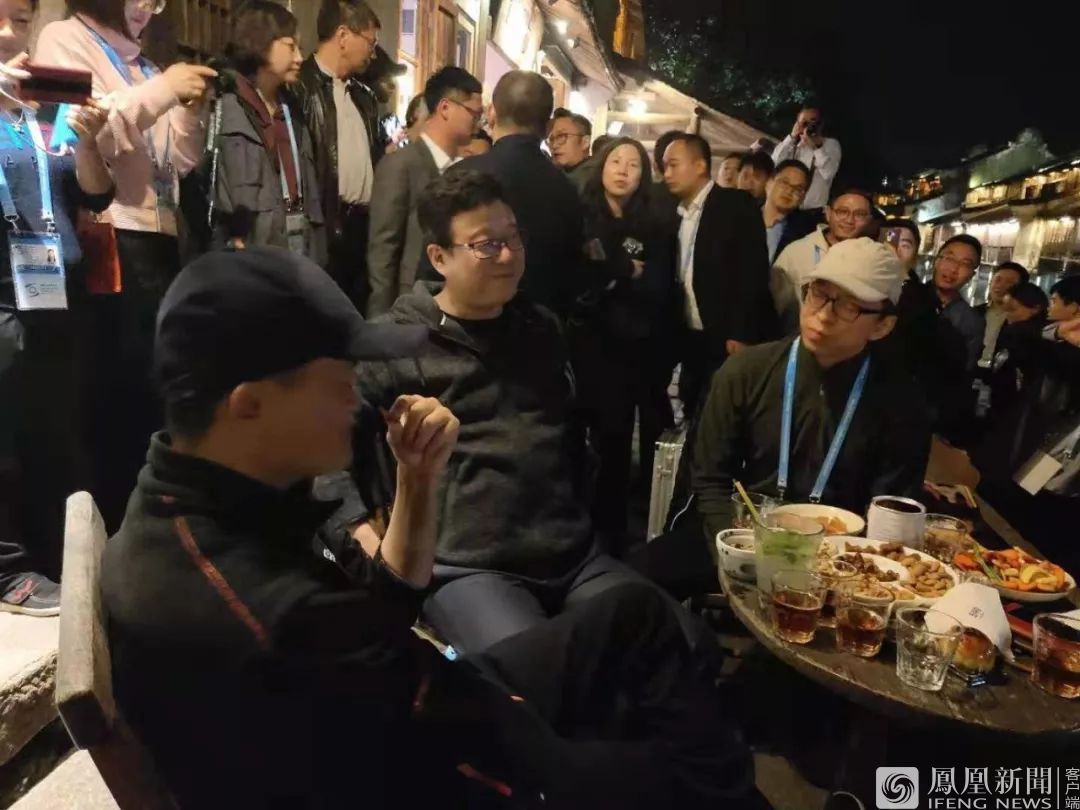 周鸿祎给丁磊试戴小猪佩奇手表(图)