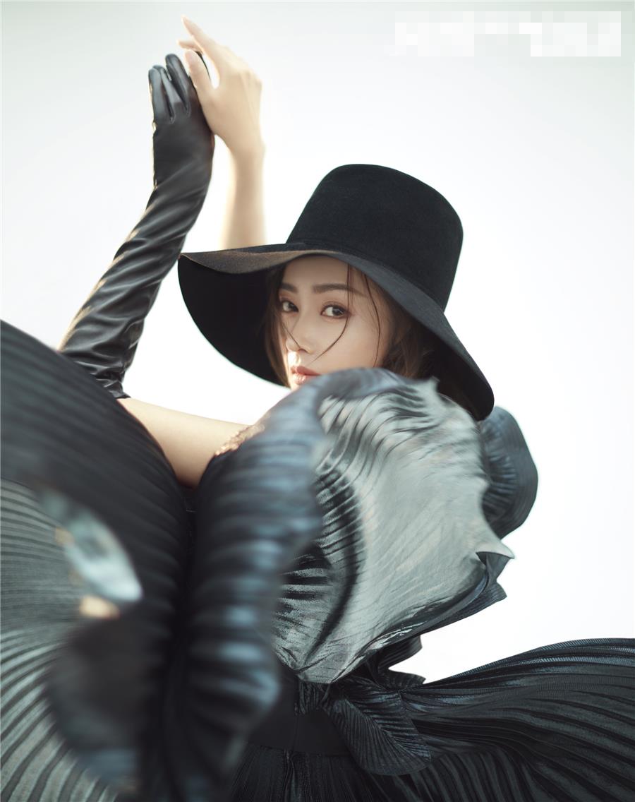 张天爱初冬时尚封面曝光 诠释酷女孩的快意人生