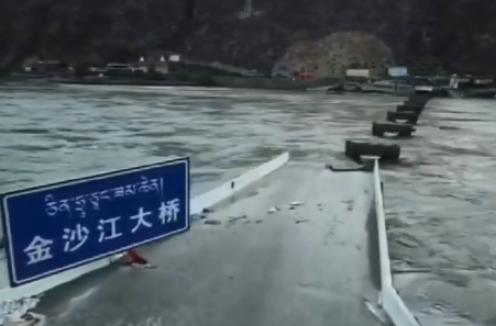 泄洪致金沙江大桥被冲毁 曾是进藏驴友拍照热门地点