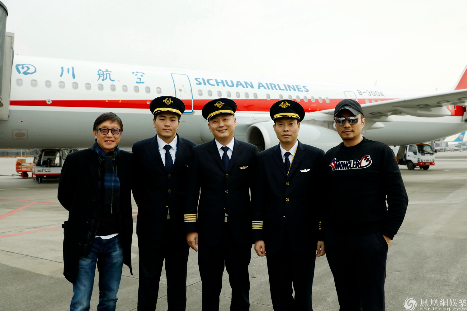 中国民航英雄机组重返蓝天 《中国机长》共同见证