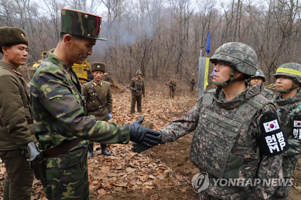 朝韩军人在三八线雷区修路 见面后握个手
