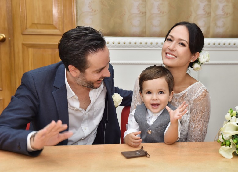 香港名模贝安琪正式注册结婚！一家三口温馨合影