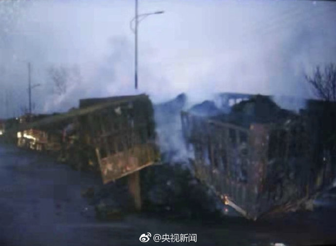 张家口化工厂爆炸：50辆车被烧 大货车被烧扭曲变形