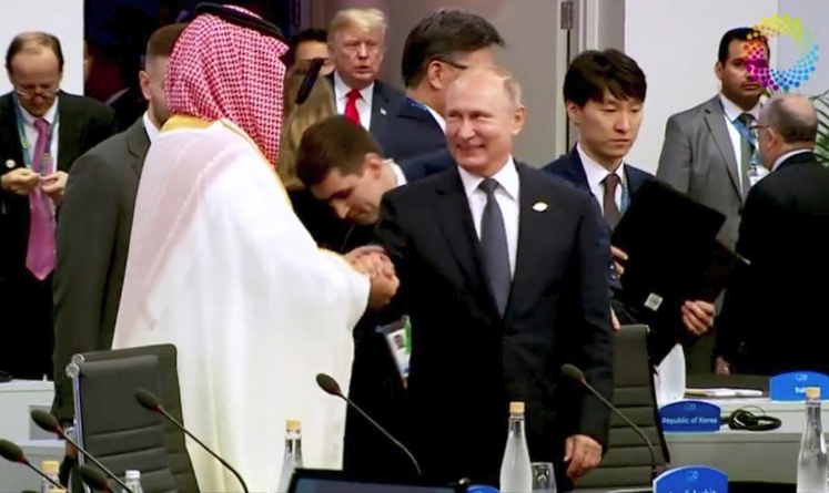 普京与沙特王储G20热情互动：击掌，握手，开心大笑