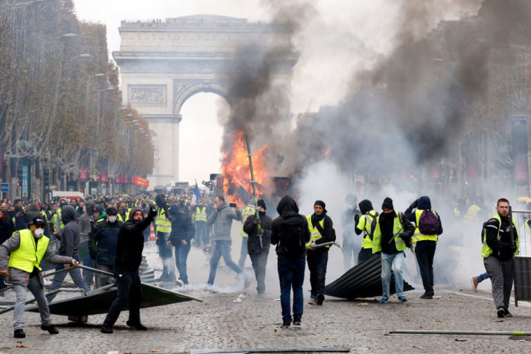 法国为什么发生骚乱?马克龙表示不会改变改革路线(2)