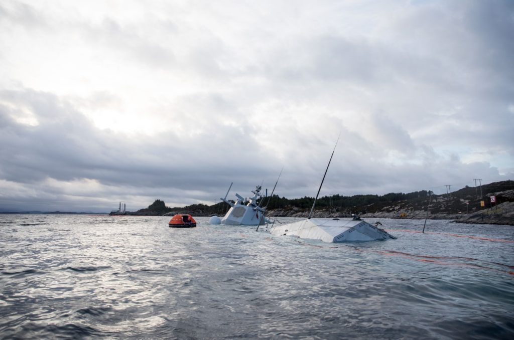 挪威沉没护卫舰有救了 两艘中国造浮吊船开始打捞