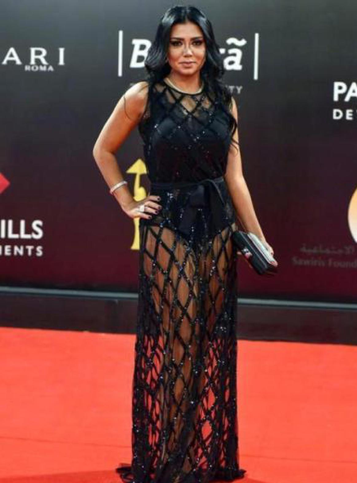 埃及女演员穿镂空长裙出席电影节 或面临5年刑期