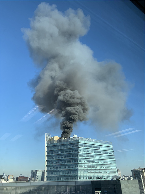 中关村融科资讯中心顶部起火 目前已得到控制