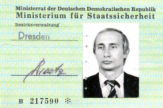 1986年，普京获得了史塔西警察身份证。