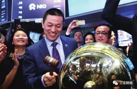 李斌在纳斯达克敲钟