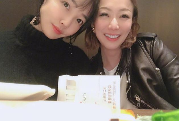 白百何为郑秀文新歌拍MV 两人私下聚餐超开心