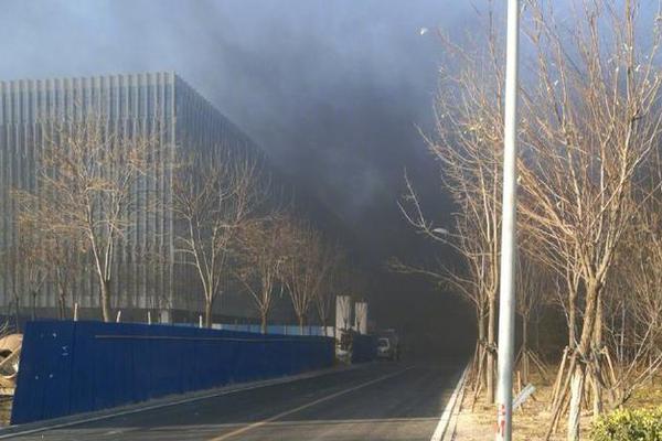 腾讯北京总部大楼前起火？消防：大楼外公厕冒烟