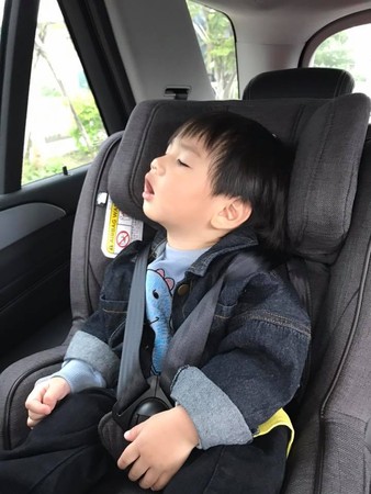 Ella晒老公和儿子睡姿同步照 笑称:小孩真的不能偷生