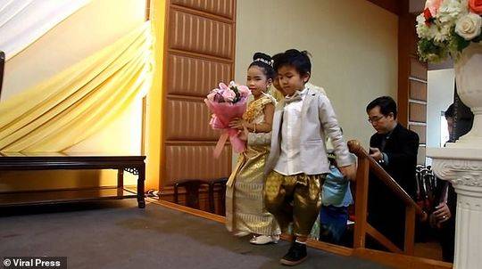 泰国龙凤双胞胎结婚：哥哥（Guitar）和妹妹（Kiwi）
