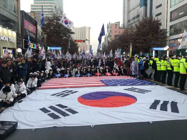 韩国3000民众集会：举朴槿惠美颜照 星条旗铺地