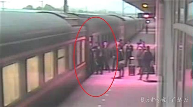 男子堵门致火车晚点被拘：我哥还在车上 火车不能走