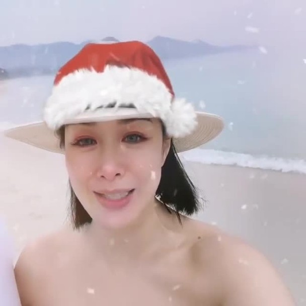 钟丽缇晒海边自拍祝节日快乐 戴圣诞帽大秀香肩