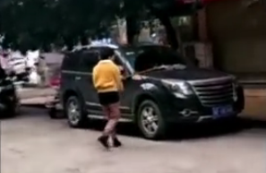 四川南充一女子当街持菜刀砍车 警方：嫌疑人被控制