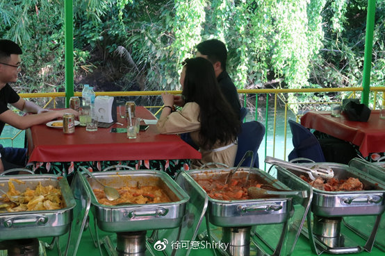 游览的船和午餐