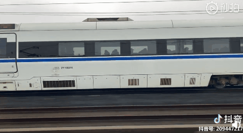 网拍复兴号/和谐号高铁在京沪线“飙车”引热议：专家出面解释