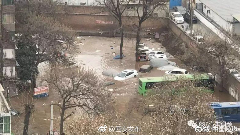 ​西安水管爆裂致1死 警方就“带走记者”致歉