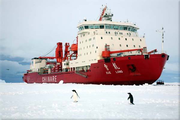 “雪龙”船在南极碰撞冰山 目前人船安全