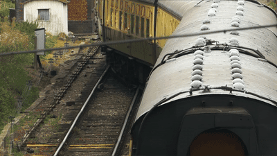 汽车可以上高速,绿皮车为什么不能提速到动车的水平?