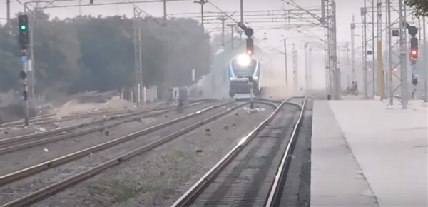 印度首列自产高铁如何提速?宣传视频是2倍速
