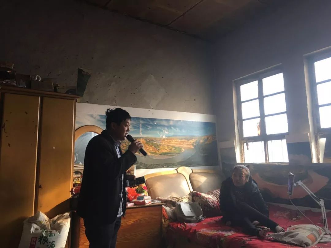 脑瘫变网红：一个被快手改变的农村家庭