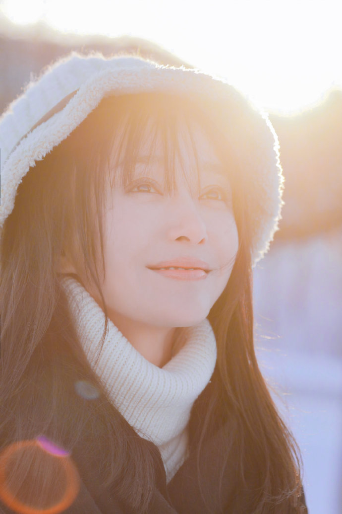 秦岚雪地写真曝光长发飘飘 双手捂脸笑意明媚