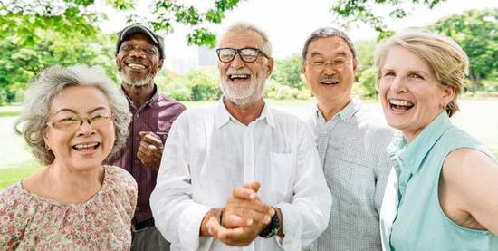 爸妈成低头族：互联网科技不能错过的新一波人口红利