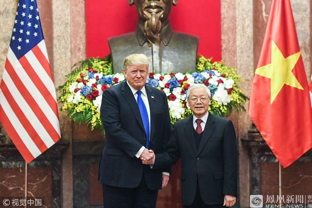 特朗普挥舞越南国旗