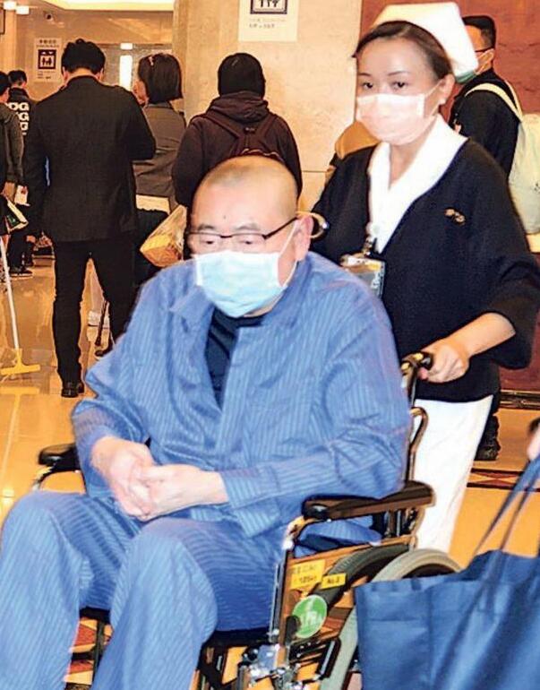 67岁刘銮雄坐轮椅离开医院 辟谣病危传闻
