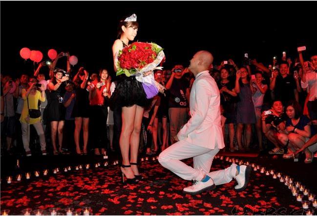 包贝尔自曝求婚细节：借陈赫钱买婚戒 单膝下跪引围观