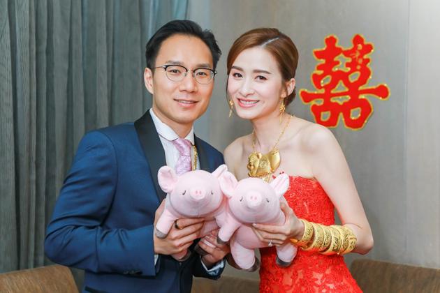 沈卓盈婚后首现身 公开最新婚照回应婚纱照质疑