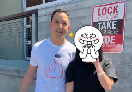 男神也怕秃头？吴彦祖和粉丝合影，竟然是苏大强既视感…