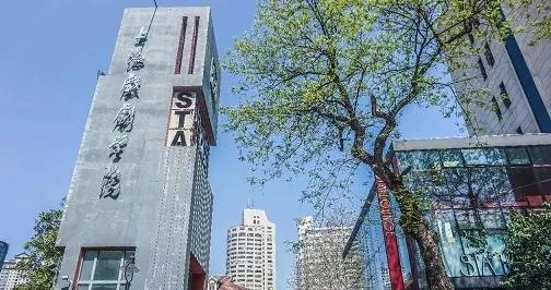 他是陆毅同班同学，46岁才大火，从卖鞋到国际影帝他经历了什么？