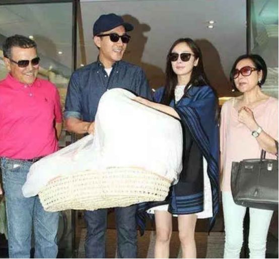 梅根产后肚子骇人，Ella产后子宫、膀胱脱落、尿失禁：那些催生者不会告诉你的事