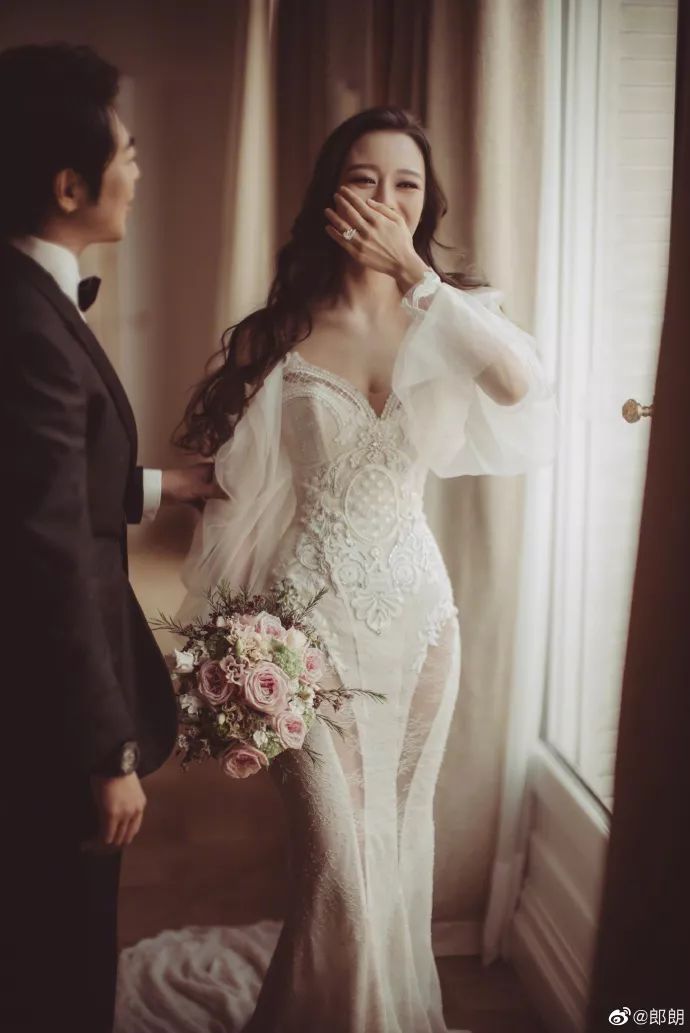 高调大婚，竟然实锤老婆整容！