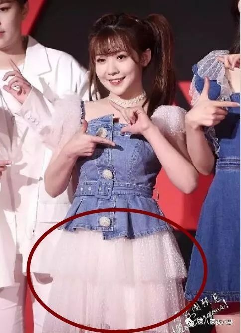 裙子299杨超越VS侧颜很虐欧阳娜娜，她俩谁红得更匪夷所思？