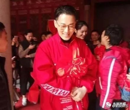 林峰嫩模女友图鉴：身高168cm，胸大腰细大长腿，其他一切好商量